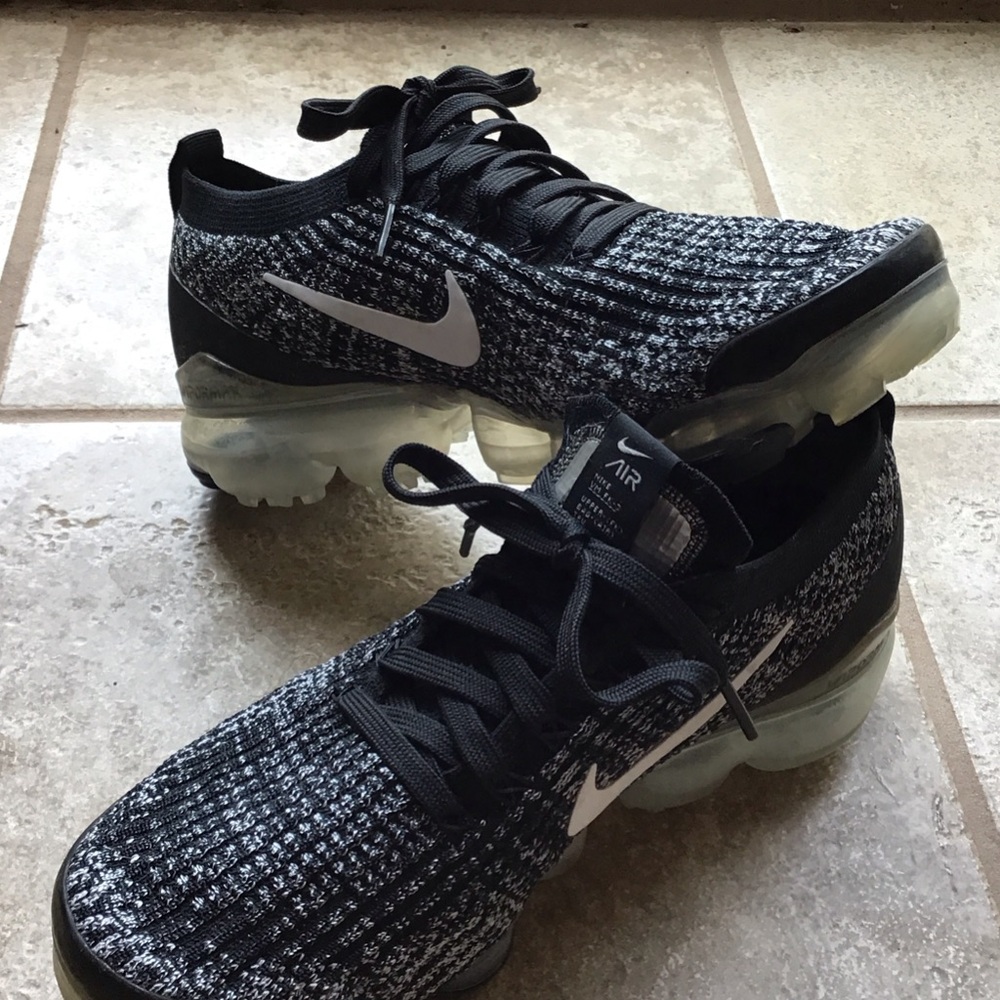 Nike Black and White Flyknit Women’s Sneakers